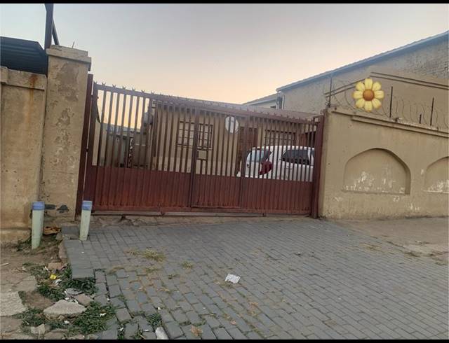 6 BEDROOM HOUSE FOR SALE IN ENTSHONALANGA